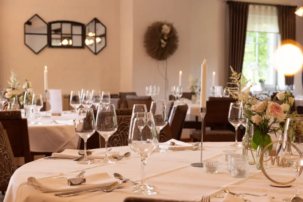 Saal mit gedeckten Tischen